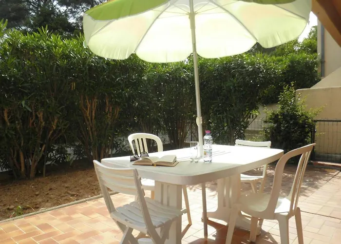 3p En Rez-de-jardin Avec Piscine Et Parking, A 600m De La - Saint-raphael - Fr-1-226a-151