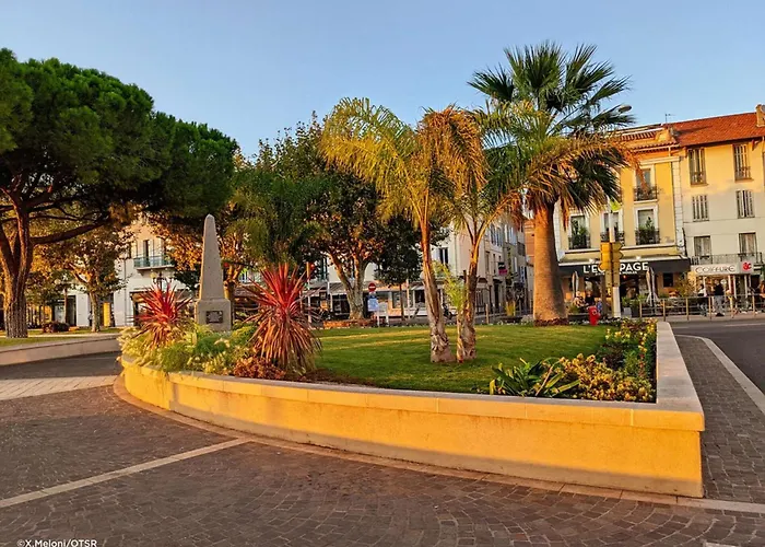 3p En Rez-de-jardin Avec Piscine Et Parking, A 600m De La - Saint-raphael - Fr-1-226a-151 *